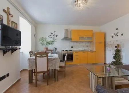 Geraeumige Duplexwohnung Mit Terrasse Und Pool
