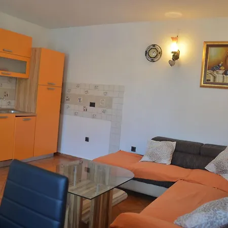 Geraeumige Duplexwohnung Mit Terrasse Und Pool Nyaraló Crikvenica