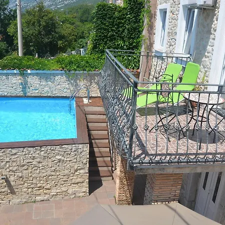 Geraeumige Duplexwohnung Mit Terrasse Und Pool Nyaraló *