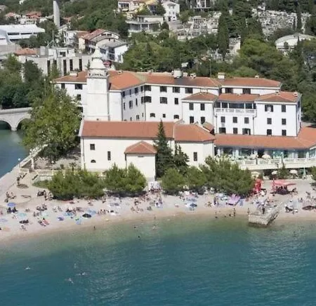 Nyaraló Geraeumige Duplexwohnung Mit Terrasse Und Pool
